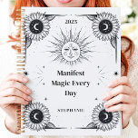 Manifestation de nom personnalisé mystique du sole<br><div class="desc">Ce design magique présente des éléments célestes complexes, dont le soleil, la lune et les étoiles, associés à des illustrations de tournesol détaillées dans une palette classique noir et blanc. L'expression habilitante "Manifest Magic Every Day" ajoute inspiration et intention à votre organisation quotidienne. Personnalisé avec un nom et une année...</div>