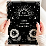 Manifestation personnalisée des étoiles de la lune<br><div class="desc">Ce design captivant présente des éléments célestes tels que le soleil, la lune, les étoiles et les tournesols en fleurs, le tout face à un arrière - plan noir audacieux. L'expression de motivation "Laissez l'Univers être votre guide" inspire le focus et la manifestation, rendant ce design à la fois fonctionnel...</div>