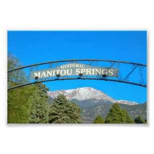 Manitou Springs Sign Framing Pikes Peak, Colorado Foto Afdruk
