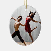 Mannelijke en Vrouw moderne dansers in het Rode Dr Keramisch Ornament (Rechts)