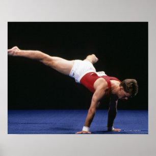 Mannelijke gymnast die een routine in de vloer vor poster
