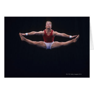 Mannelijke gymnast die op de vloer werkt