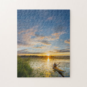 Mannelijke kanoër peddelt zeekajak op stilstaand w legpuzzel