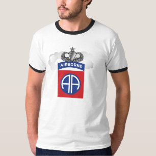Mannen 82e vliegreis over het gehele T-shirt