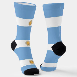 Mannen bemannen sokken met de vlag van Argentinië.