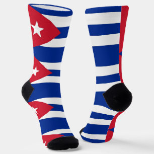 Mannen bemannen sokken met vlag van Cuba