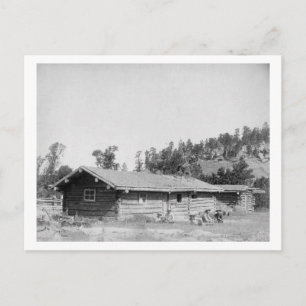 Mannen buiten Log Cabin in South Dakota Briefkaart