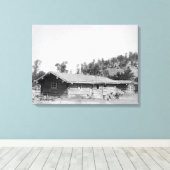 Mannen buiten Log Cabin in South Dakota Canvas Afdruk (Insitu (Houten vloer))