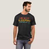 Mannen dat ik niet slaap... ik ben gewoon mijn oge t-shirt (Voorkant volledig)