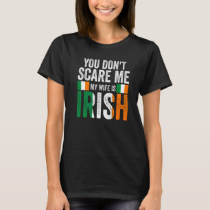 Mannen dat je me niet bang maakt mijn vrouw is Iri T-shirt