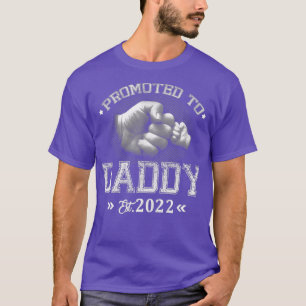 Mannen die naar papa 2022 zijn gepromoot om binnen t-shirt