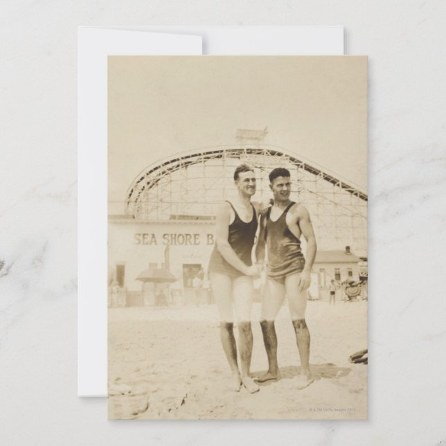 Mannen die op strand staan (Voorkant)