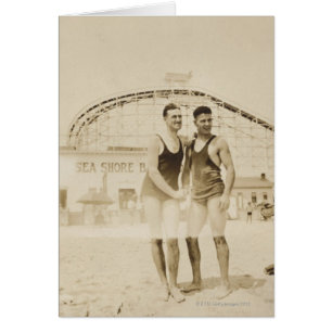 Mannen die op strand staan