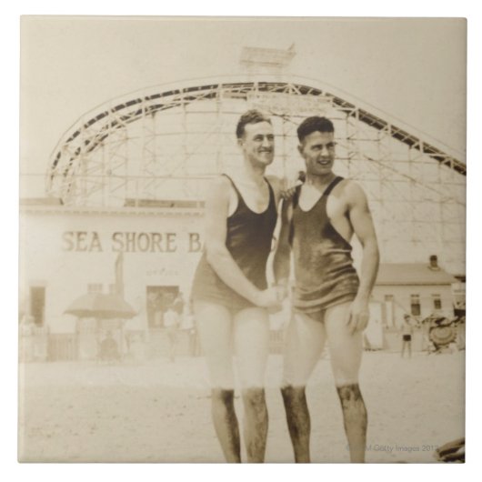 Mannen die op strand staan tegeltje (Voorkant)