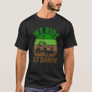 Mannen die we bij Dawn Lawn Mower Farmer Pap Tract T-shirt