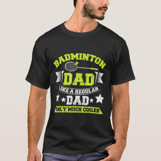 Mannen Dminton pa als een gewone vader alleen veel T-shirt