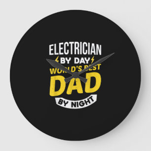 Mannen elektricien van dag tot dag beste vader van grote klok