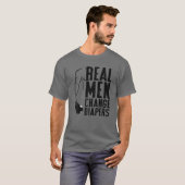 Mannen Funny T-shirt-Real Mannen Verander diapers- T-shirt (Voorkant volledig)