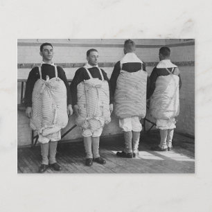  Mannen geperst in matrassen Briefkaart