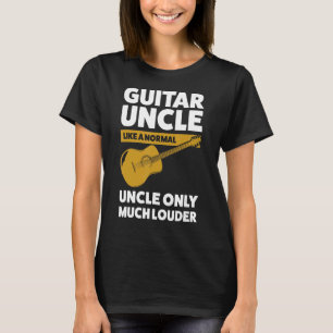 Mannen gitaaroom als normale gitaarstreng tegen t-shirt