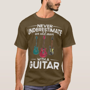 Mannen gitarist onderschat nooit een oud Man met T-shirt