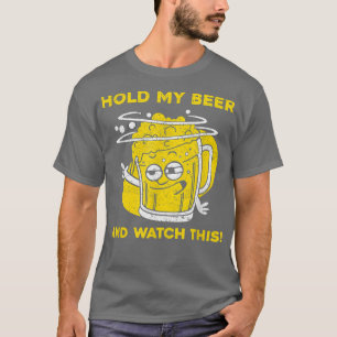 Mannen houden mijn bier vast en kijken ernaar t-shirt