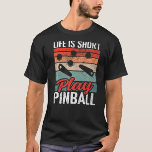 Mannen Life is een kort speldenbrein met een pinba T-shirt
