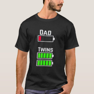 Mannen Mannen vermoeide tweelingvader lage batteri T-shirt