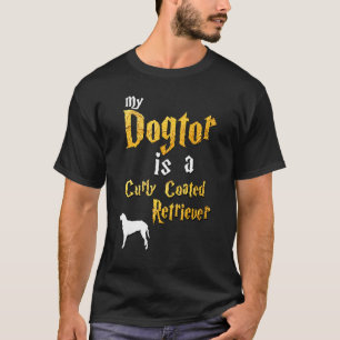 Mannen met een krullende krullende terugwervel t-shirt