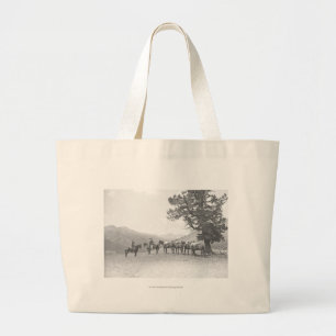 Mannen met pakpaarden die over een heuvel kijken grote tote bag