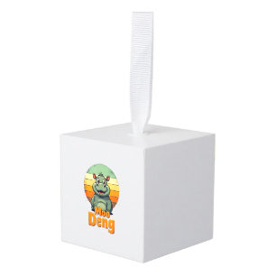 Mannen Moo Deng_ Schattige Baby Hippo Retro Sunset Kubus Ornament