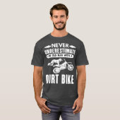 Mannen Motocross onderschat nooit een oud vuil T-shirt (Voorkant volledig)