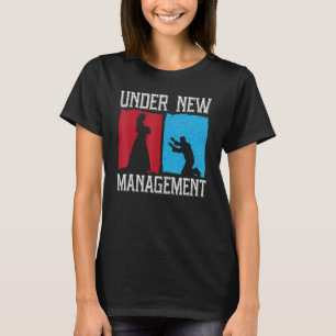 Mannen onder de New Management Groom Wedding Bache T-shirt