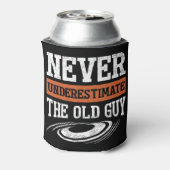 Mannen onderschat nooit de oude Man Funny Disk Go Blikjeskoeler (Blikje Achterkant)