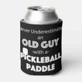 Mannen Onderschat nooit een oude man met een Pickl Blikjeskoeler (Blikje Voorkant)