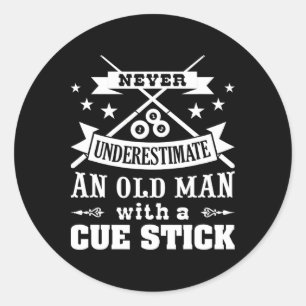 Mannen onderschatten het oude Man nooit met de ue- Ronde Sticker