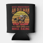 Mannen onderschatten het oude Man nooit met paarde Blikjeskoeler (Achterkant)