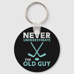 Mannen onderschatten nooit de oude man Ice Hockey Sleutelhanger