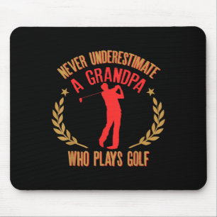 Mannen onderschatten nooit een opa die Golf speelt Muismat