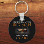 Mannen onderschatten nooit een oud Man dat het var Sleutelhanger (Voorkant)