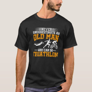 Mannen onderschatten nooit een oud Man dat Tri kan T-shirt