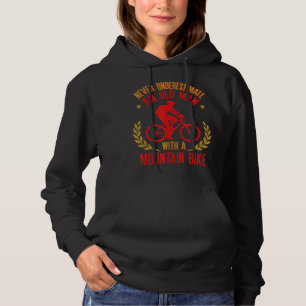 Mannen onderschatten nooit een oud Man met een ber Hoodie