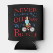 Mannen onderschatten nooit een oud Man met een fie Blikjeskoeler (Achterkant)