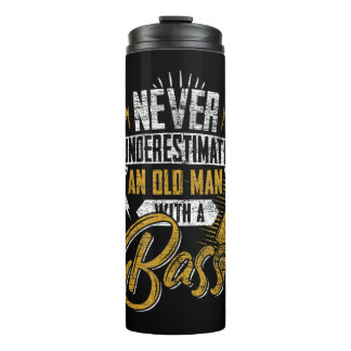 Mannen onderschatten nooit een oud Man met een mas Thermosbeker