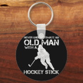 Mannen onderschatten nooit een oud Man met een sle Sleutelhanger (Voorkant)