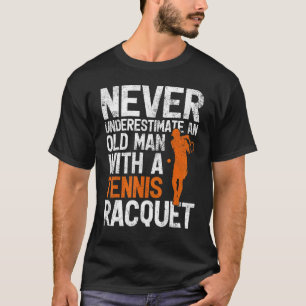 Mannen onderschatten nooit een oud Man met een ten T-shirt