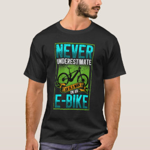 Mannen onderschatten nooit een oud Man op een fiet T-shirt