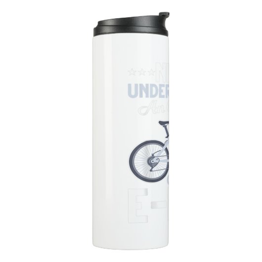 Mannen onderschatten nooit een oud Man op een fiet Thermosbeker (Gedraaid links)