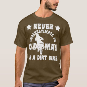 Mannen onderschatten nooit een oud Man op een grap T-shirt