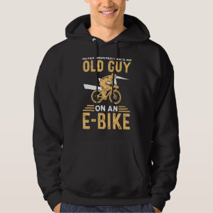 Mannen onderschatten nooit een oude man op een E-b Hoodie
